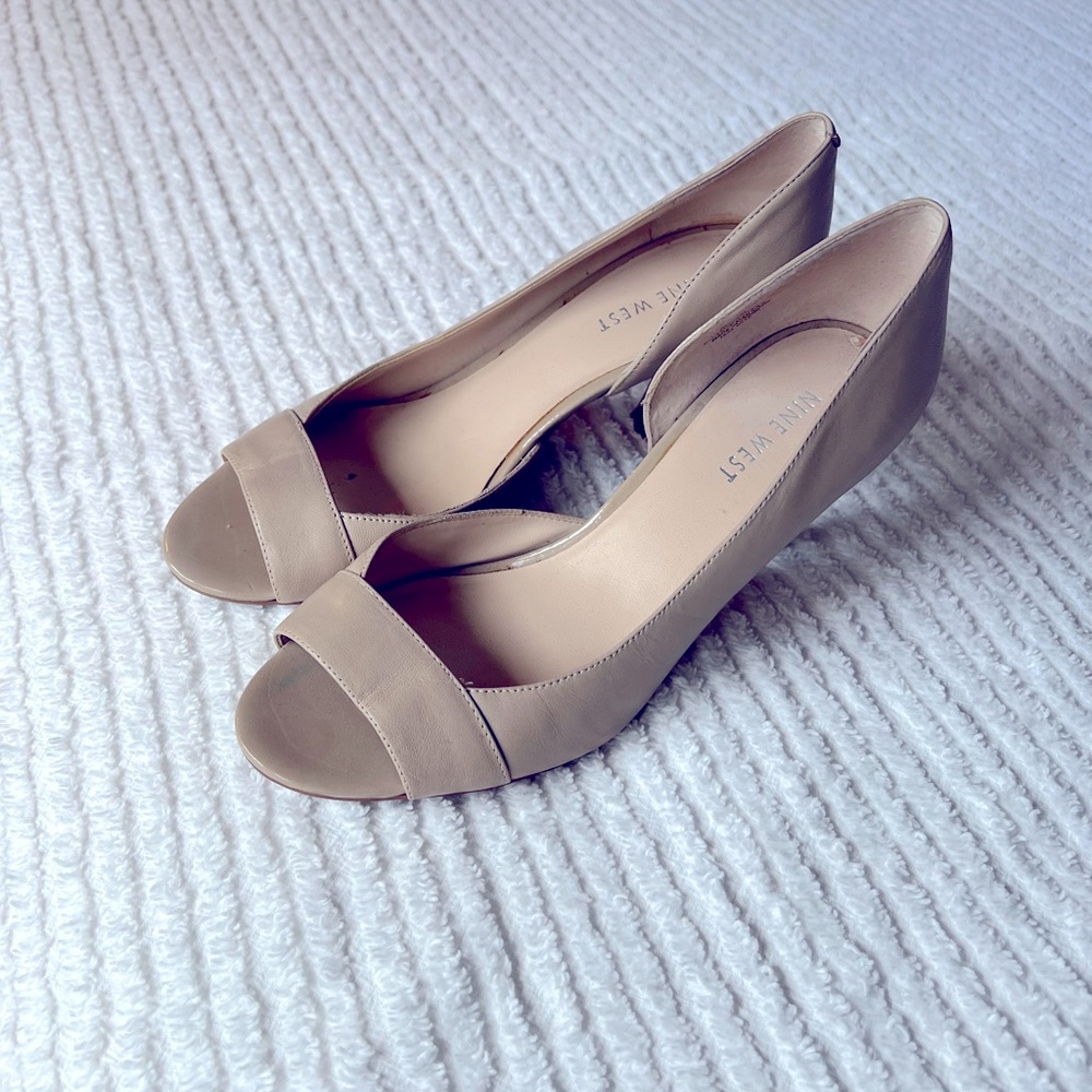 Nine West size 7 leather nude peep toe stiletto heels
